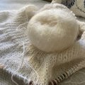 Kundbild DROPS Kid-Silk Uni Colour garn - 25g - Natur (01): Skapar fluffigare struktur med...