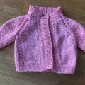 Kundbild Junior 50g - Rosa denimprint: Kofta för baby när den fått...