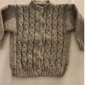 Kundbild Junior 50g - Ljusgrå denimprint: Kofta stickad i Järbo Junior färg...