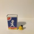 Kundbild Modellera Fimo Soft Set 24x1/2 - Basic: En skulptur av en gul orm med hatt...