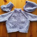 Kundbild Junior 50g - Ljuslila denimprint: Babyset med kofta, mössa och...