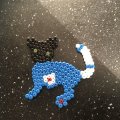 Kundbild Pärlor 6000 st svart: Katt med svarta pärlor.