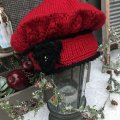 Kundbild Svarta Fåret Ulrika garn 50g - Mörkröd (46): Mössa stickat i Ulrika